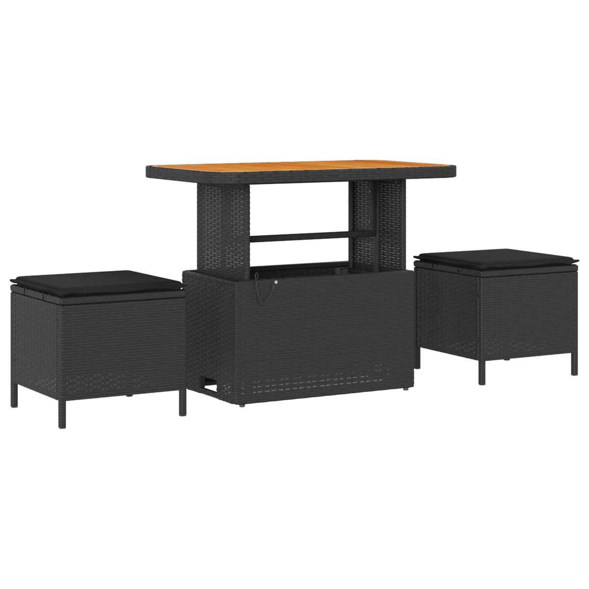 Ein schwarzes Outdoor-Set aus Korbgeflecht mit Tisch und zwei Ottomanen. Der Tisch hat eine Holzplatte. Die Ottomanen haben schwarze Kissen.