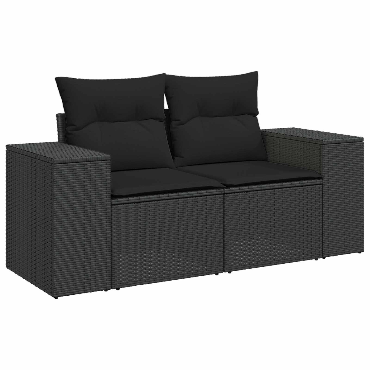 Ein dunkelgraues Korbmöbelsofa mit schwarzen Kissen und Kissen. Auf beiden Seiten befinden sich zwei Armlehnen.