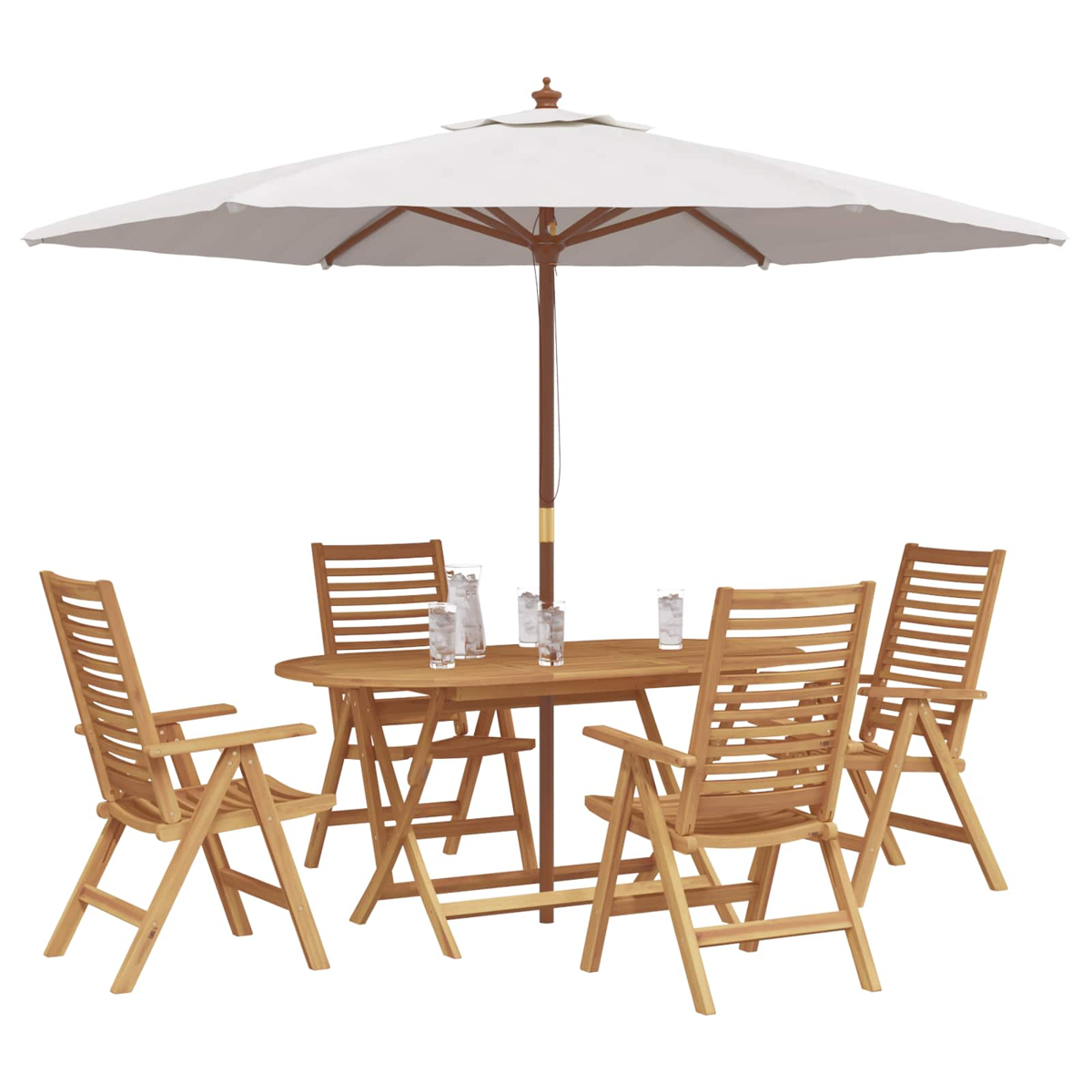 Juego de patio de madera: mesa, cuatro sillas y sombrilla. Vasos de agua sobre la mesa. Sombrilla blanca con marco de madera. Fondo blanco.