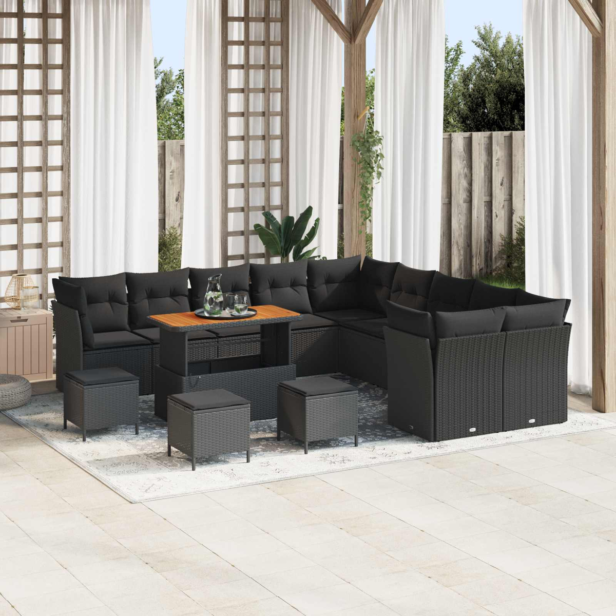 Garten-Terrassenset mit schwarzer Korbmöbel, Kissen und einem Holztisch. Inklusive Ottomanen, Vorhängen und einem Teppich.