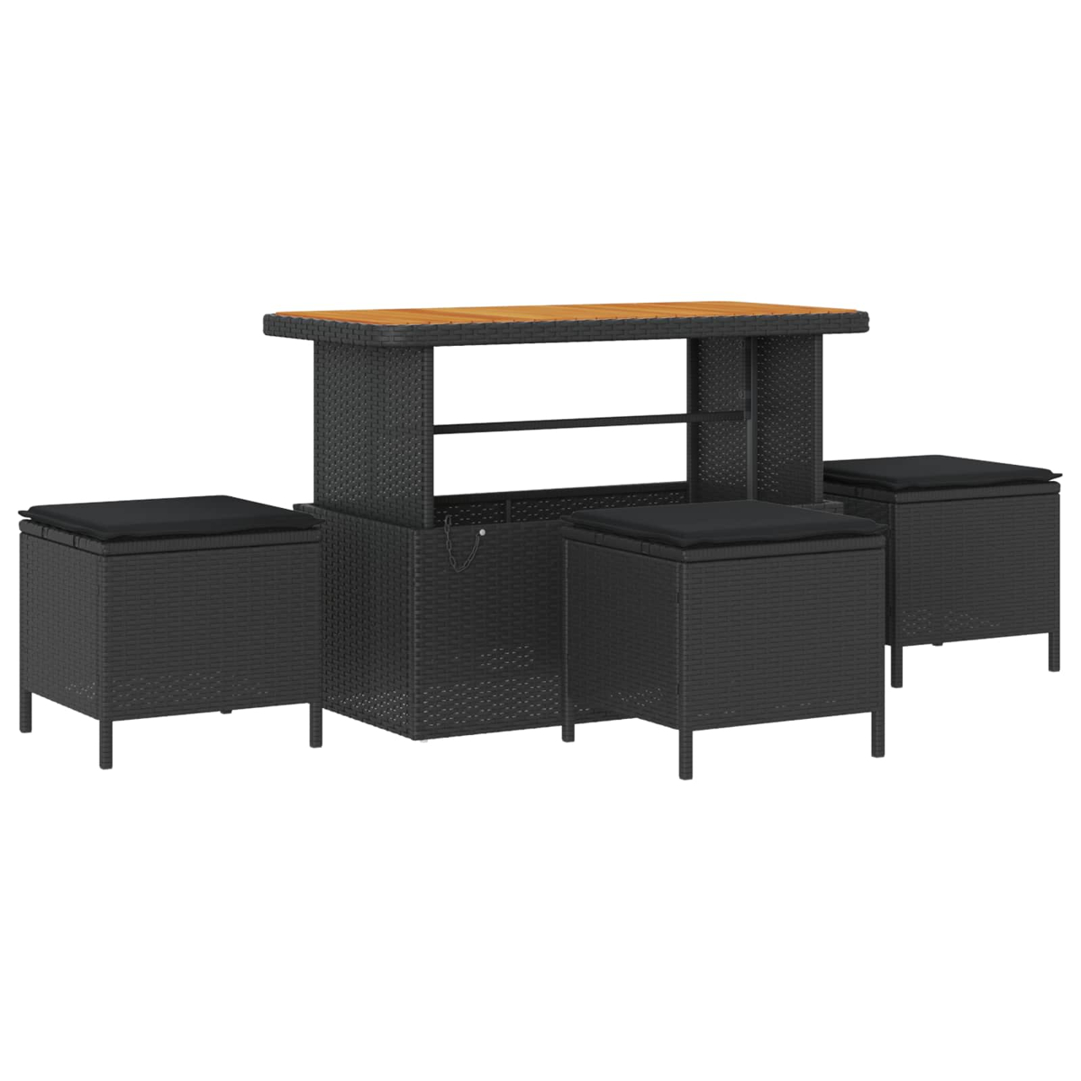 Un set da pranzo esterno in vimini nero con un tavolo e tre pouf. Il tavolo ha un piano in legno. Ogni pouf ha un cuscino nero.