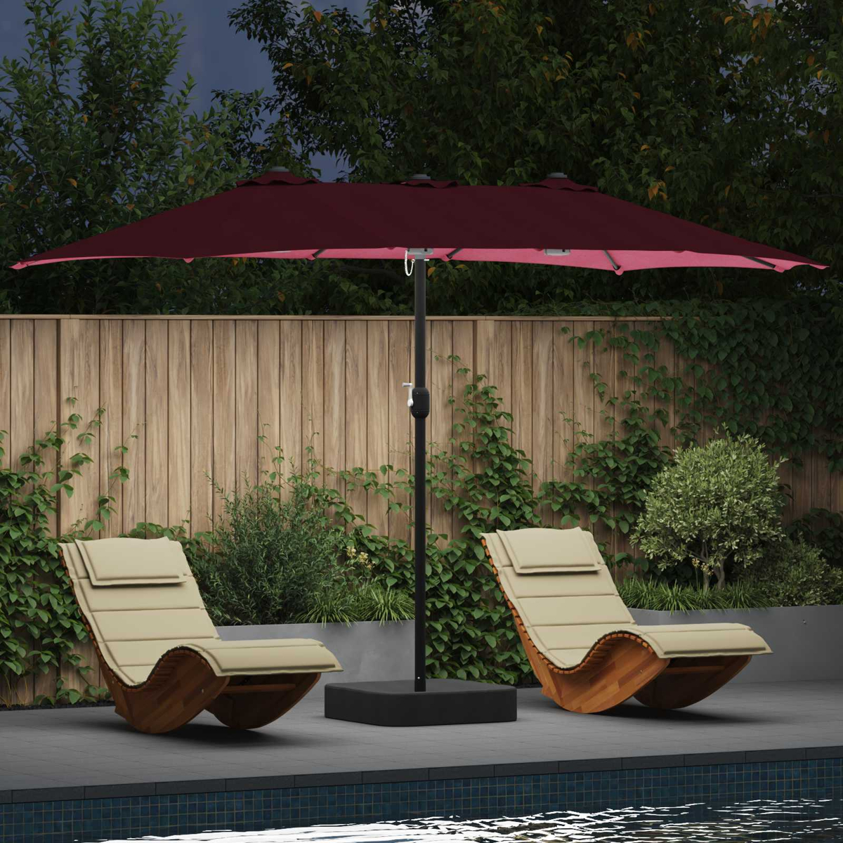 Due sedie a sdraio beige sotto un ombrello bordeaux, vicino a una piscina. Recinzione in legno e verde sullo sfondo.