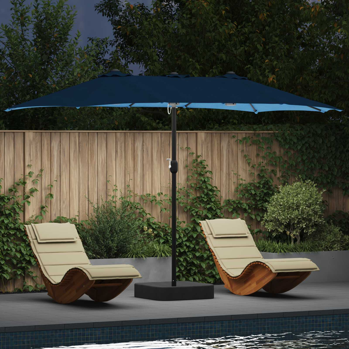 Due sedie a sdraio beige sotto un ombrello blu, vicino a una piscina. Staccionata in legno e vegetazione sullo sfondo, cielo scuro.