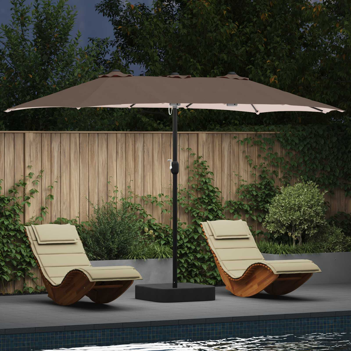 Due sedie a sdraio beige sotto un ombrello marrone, vicino a una piscina. Staccionata in legno e verde sullo sfondo.