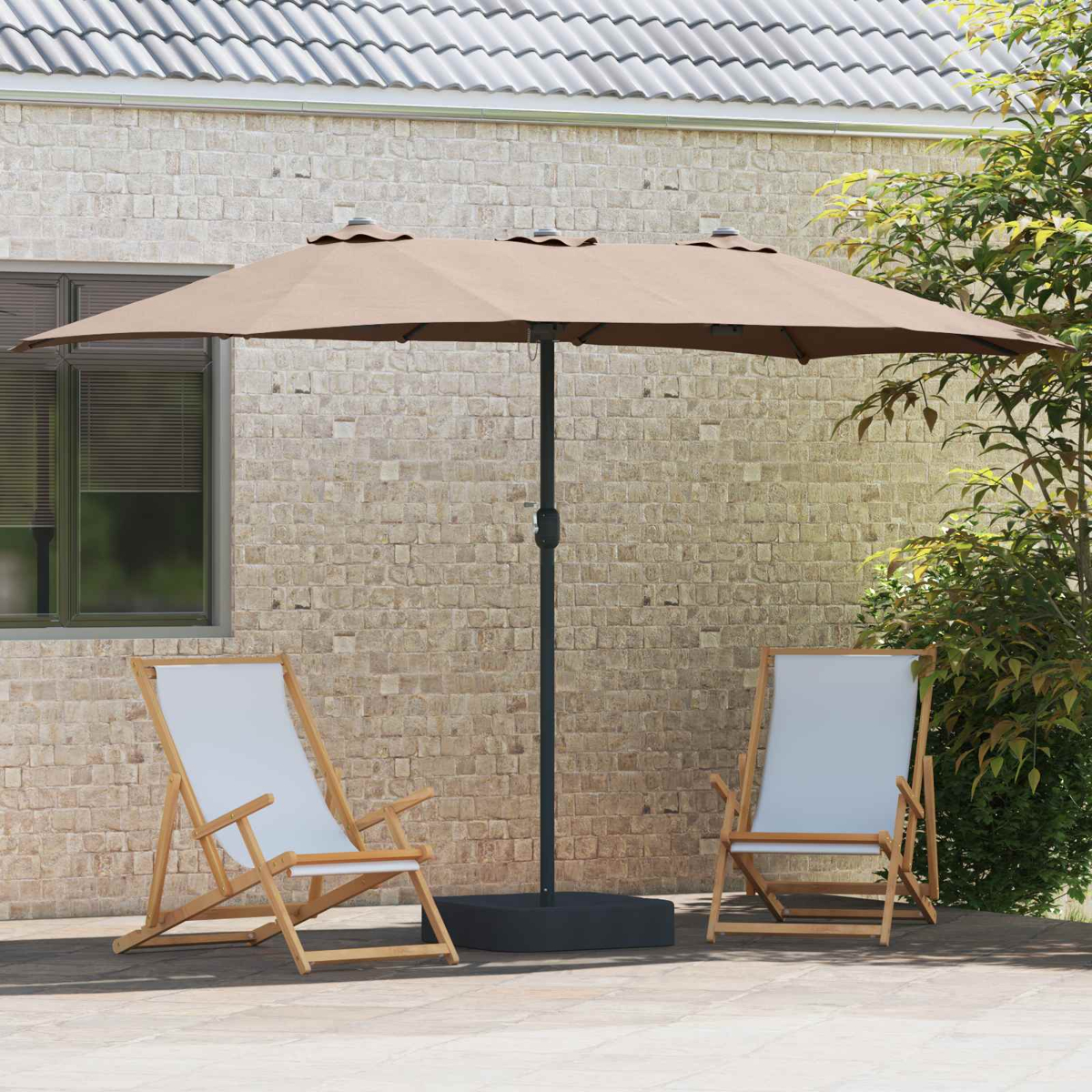Scena di patio con ombrellone beige, due sedie con sedute bianche e sfondo in muratura.