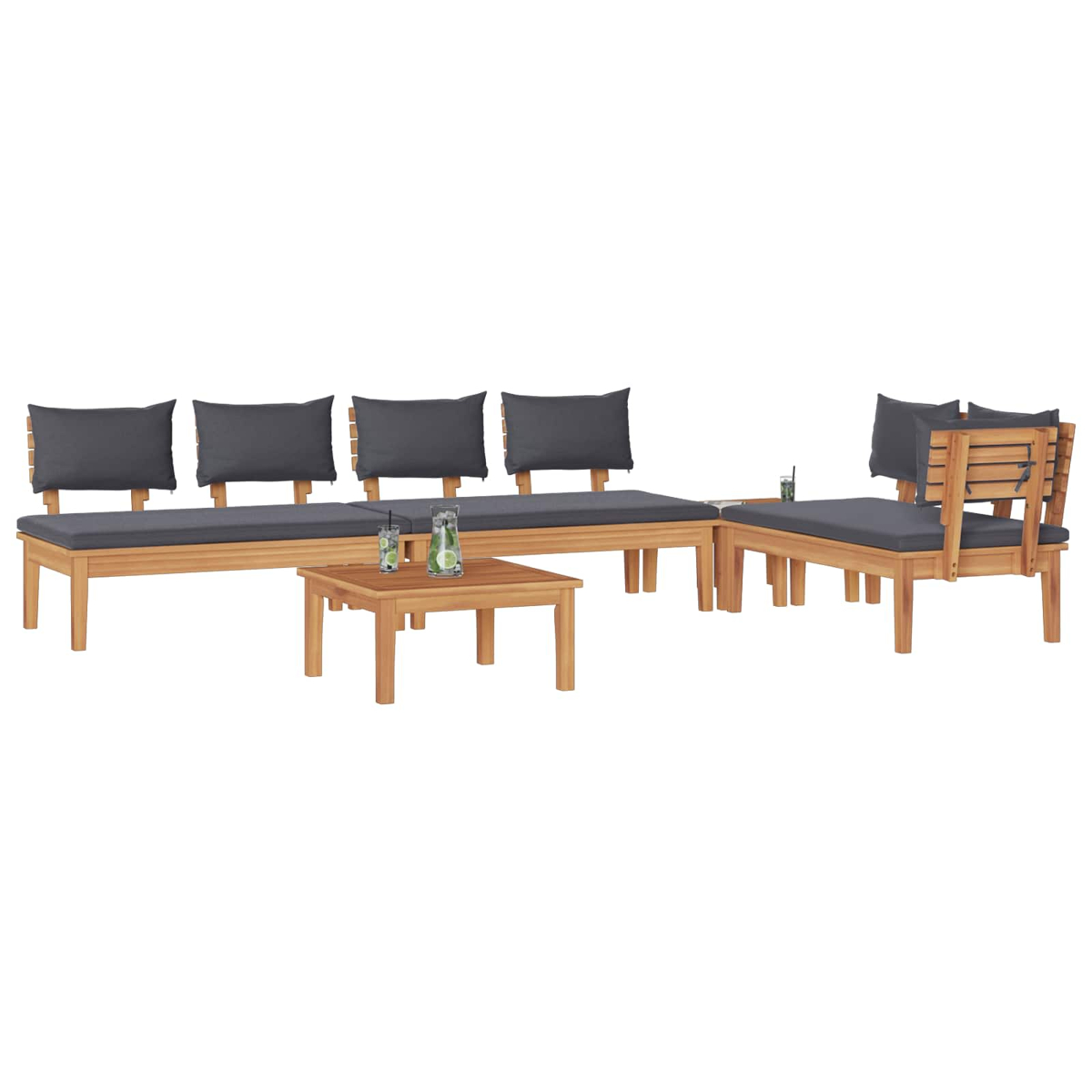 Gartenmöbel-Set aus Holz mit Kissen. Beinhaltet eine lange Bank, einen Stuhl und einen kleinen Tisch. Getränke auf dem Tisch.