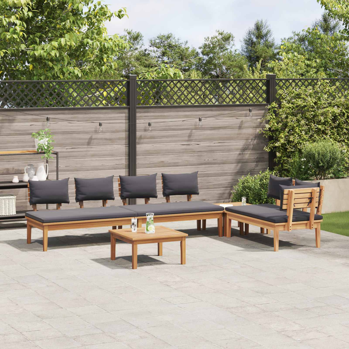 Garten-Sitzgruppe mit Holzrahmen und grauen Kissen. Enthält eine Bank, Stühle und einen kleinen Tisch. Auf einer Terrasse.