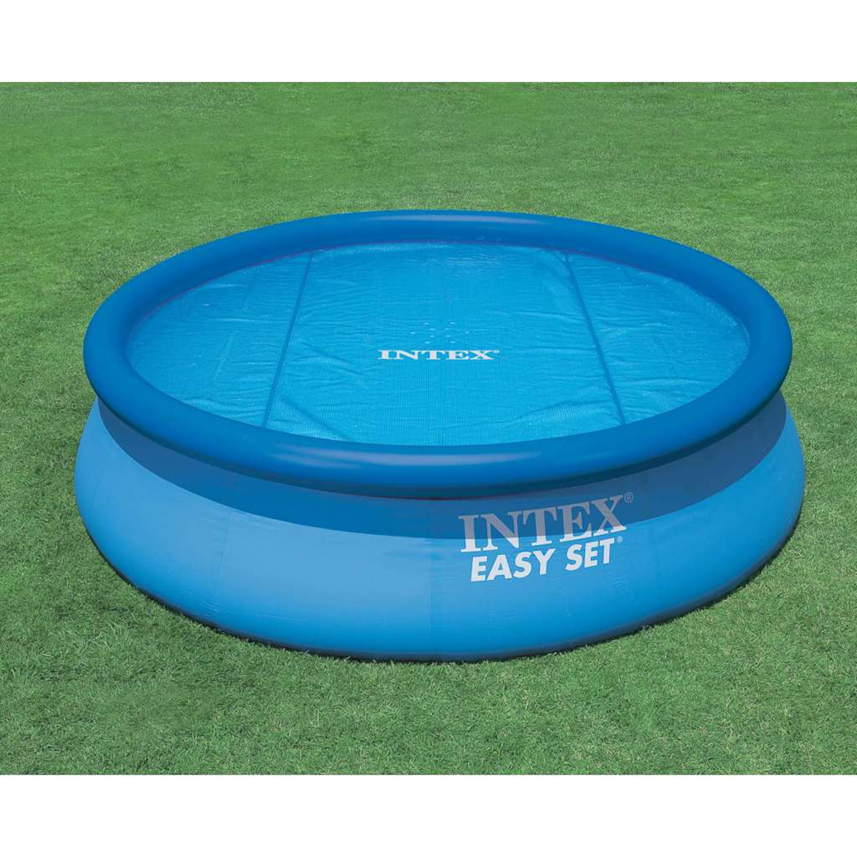 Ein blaues Intex Easy Set-Pool auf grünem Gras. Der Pool ist rund mit einer blauen Abdeckung, und der Markenname ist sichtbar.