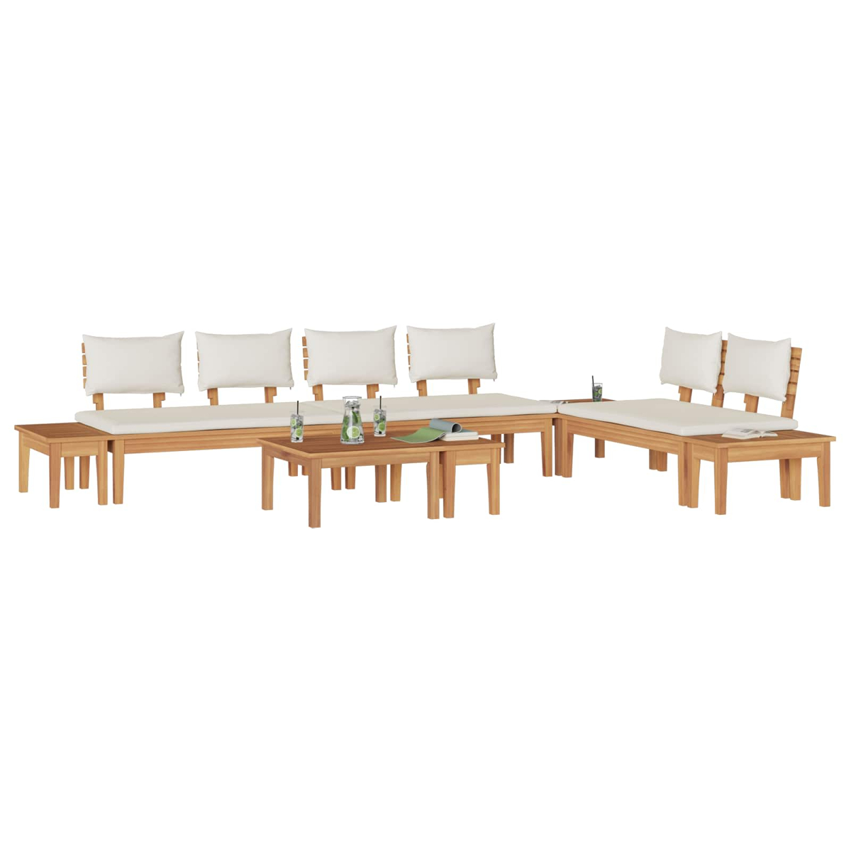 Gartenmöbelset aus Holz mit weißen Kissen. Enthält ein langes Sofa, zwei Sessel und Couchtische mit Getränken.