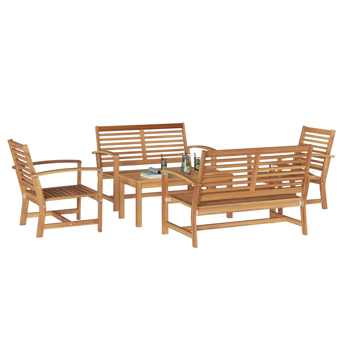 Gartenmöbelset aus Holz mit Tisch, zwei Bänken und zwei Sesseln. Getränke auf dem Tisch. Weißer Hintergrund.