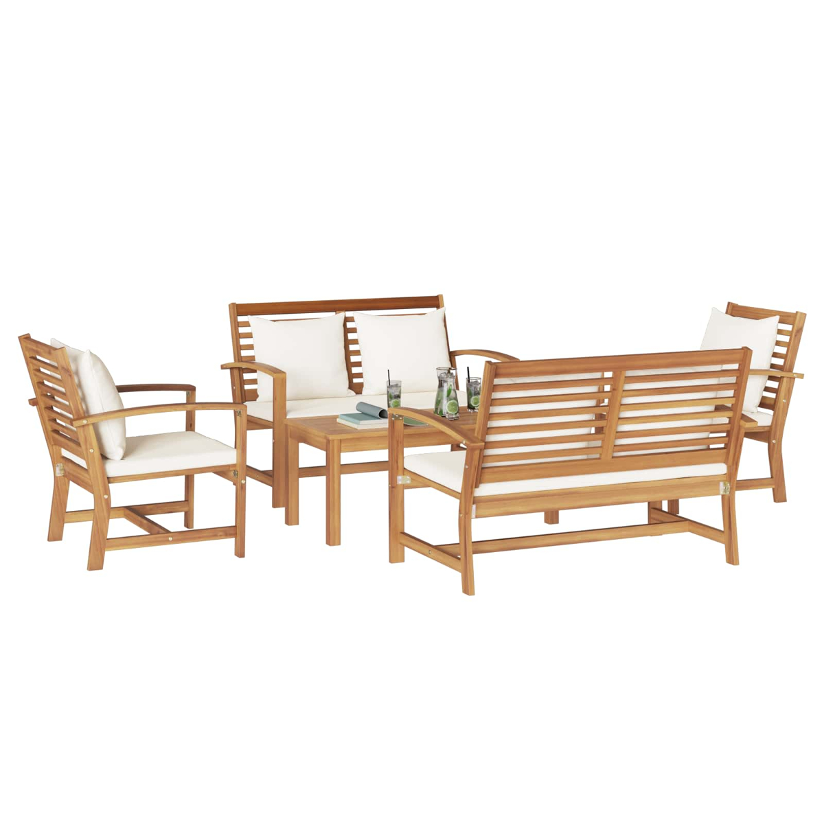 Gartenmöbelset aus Holz mit weißen Kissen. Enthält einen Tisch, zwei Sessel und eine Bank. Getränke stehen auf dem Tisch.