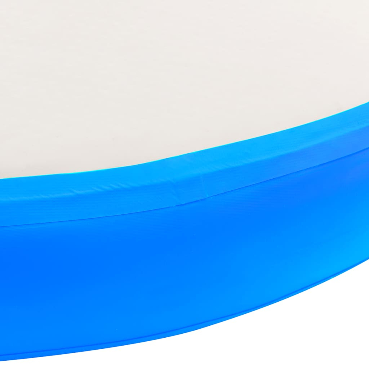 Nahaufnahme eines Teils eines blauen aufblasbaren Pools vor weißem Hintergrund.