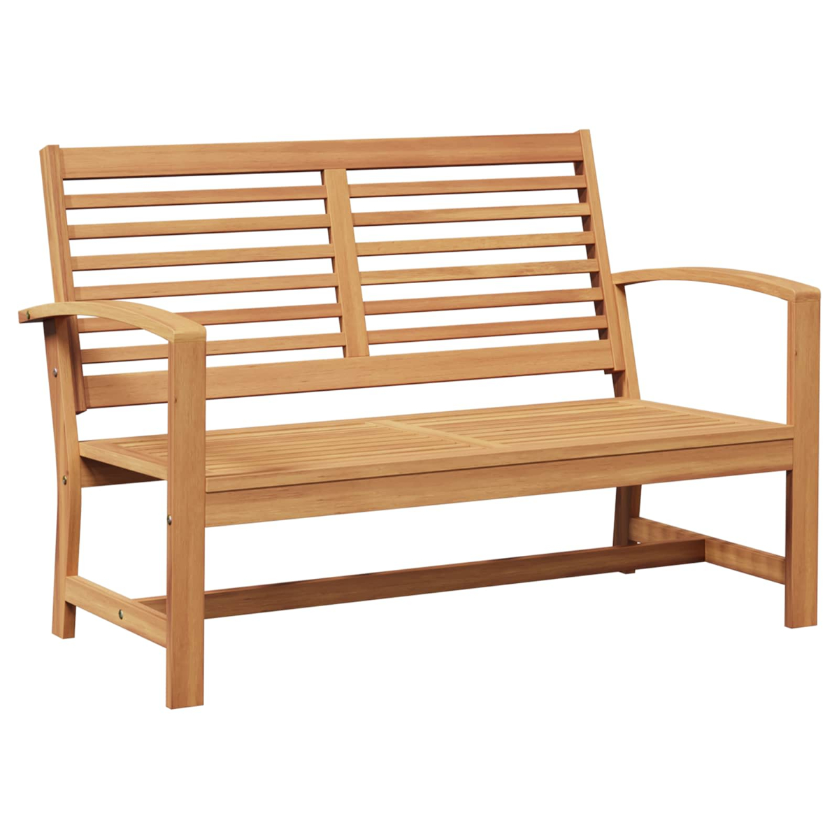 Eine Holzbank mit Lattenrücken und Sitzfläche. Sie hat Armlehnen und Beine, alles aus hellbraunem Holz. Der Hintergrund ist weiß.