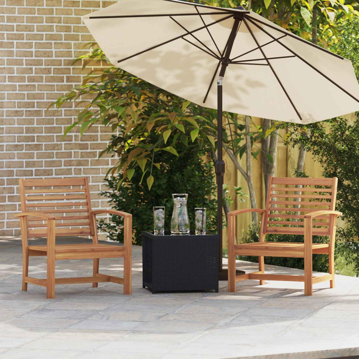 Terrassenszene im Freien mit zwei Holzstühlen, einem schwarzen Tisch, einem Getränkeset und einem beigen Sonnenschirm.