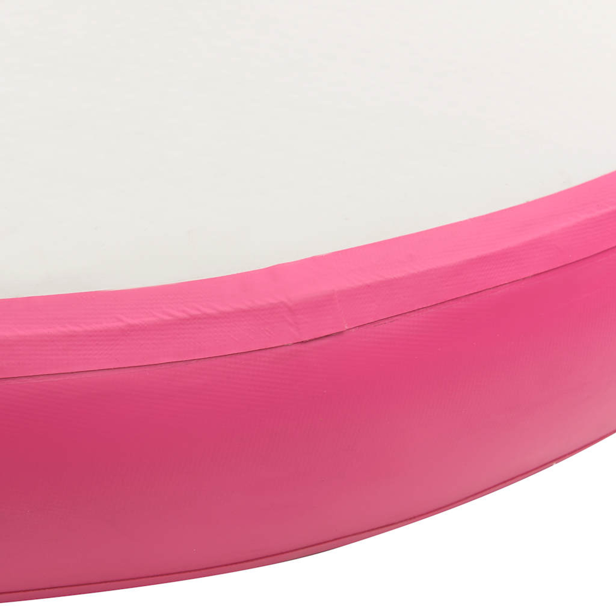 Nahaufnahme eines aufblasbaren rosa Pools mit weißem Innenraum. Der rosa Rand umrundet die weiße Mitte.