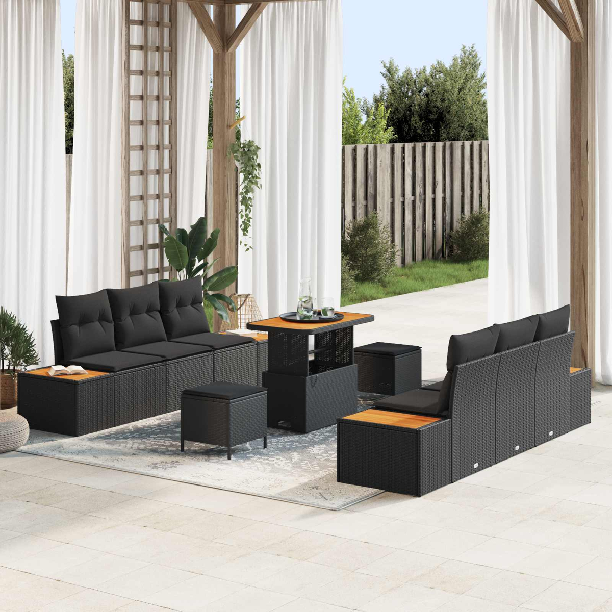 Garten-Terrassenset mit schwarzem Korbmöbel, Holztisch, weißen Vorhängen und Gartenhintergrund. Enthält Sofa, Hocker und Tisch.