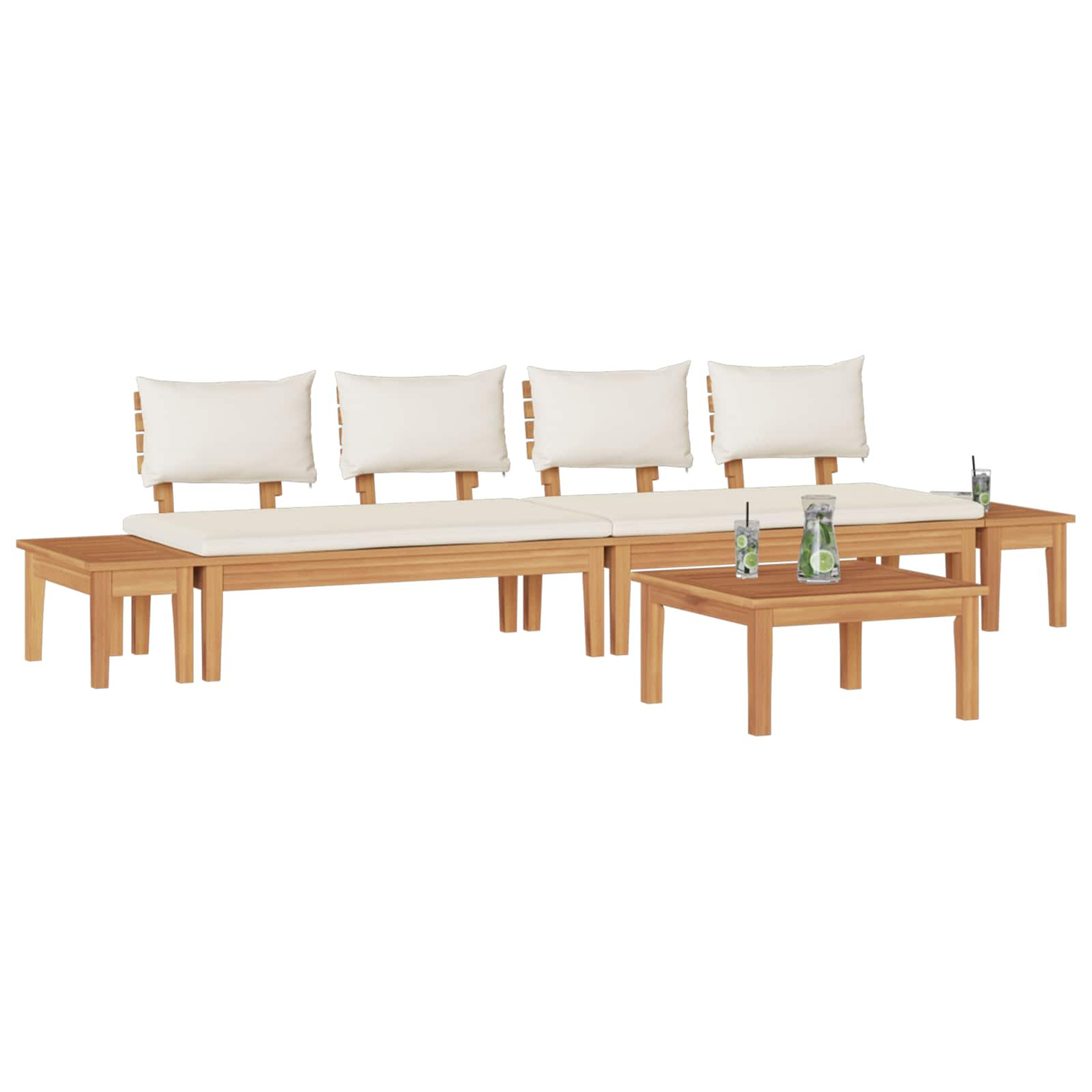 Gartenmöbel-Set aus Holz mit weißen Kissen, Tischen und Getränken. Die Szene deutet auf eine entspannte Umgebung im Freien hin.