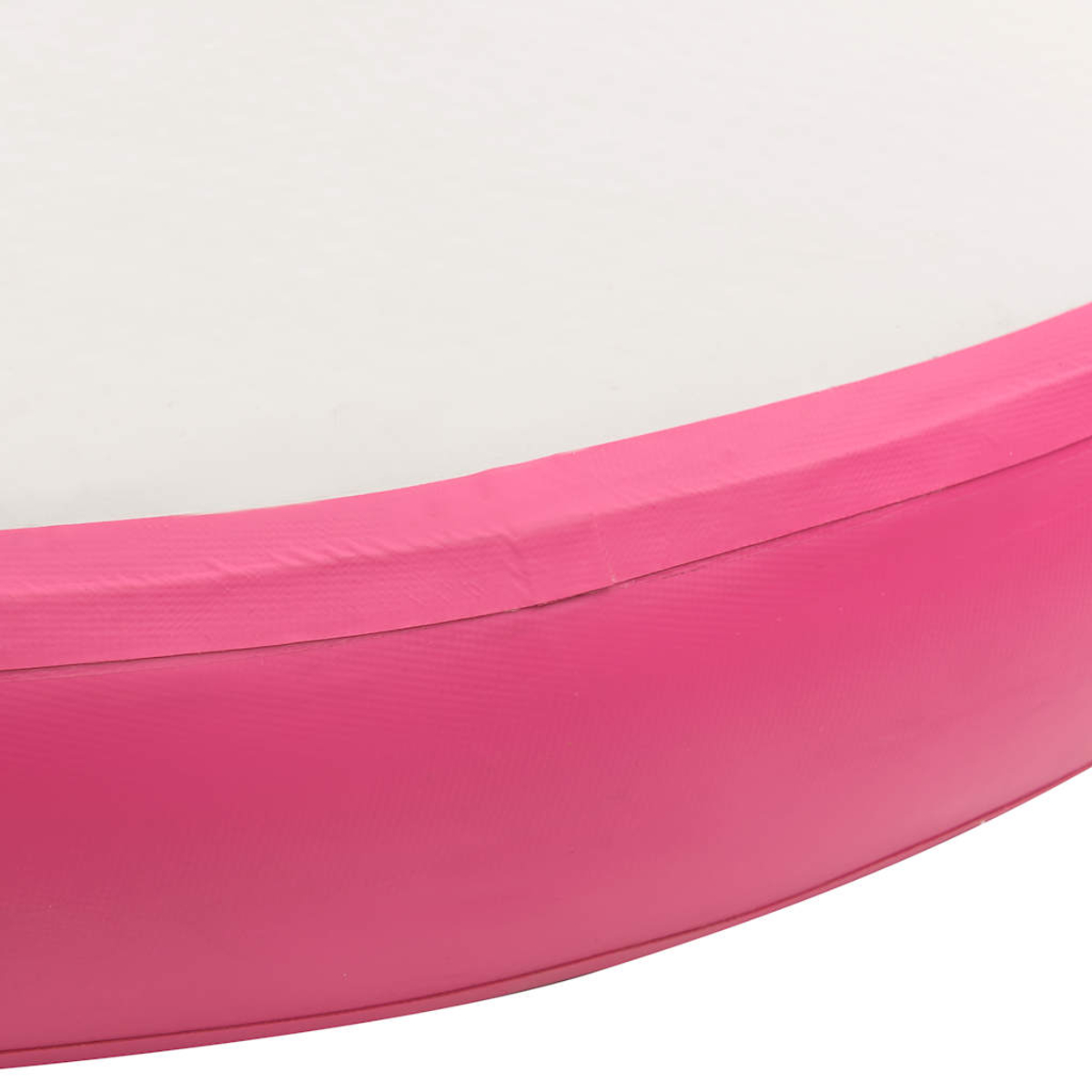 Nahaufnahme eines pinkfarbenen aufblasbaren Rings mit weißem Innenraum. Der rosa Teil hat eine Naht und ist gekrümmt.