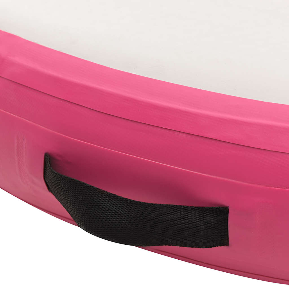 Nahaufnahme einer pinkfarbenen, aufblasbaren Matte mit schwarzem Griff. Weißer Hintergrund. Die Matte ist gekrümmt.
