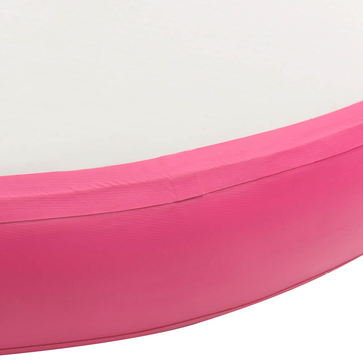 Nahaufnahme eines aufblasbaren rosa Pools oder einer Matte. Die Oberseite ist weiß, der Rand leuchtend rosa und rund.