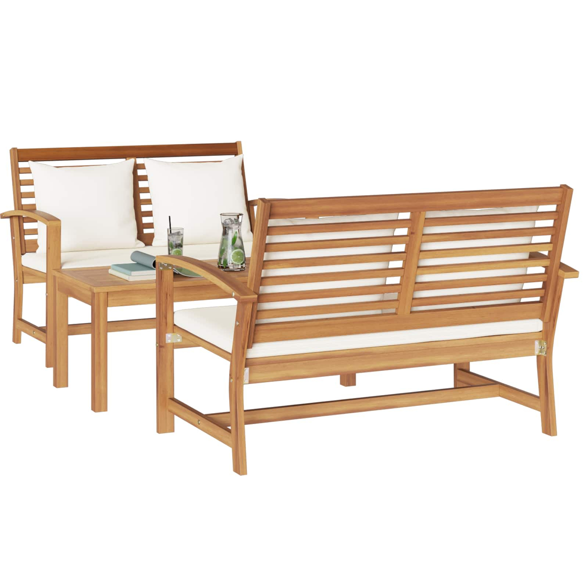 Juego de muebles de exterior de madera: dos bancos, una mesa pequeña. Cojines blancos, bebidas y un libro sobre la mesa.