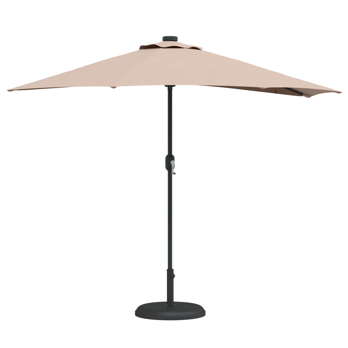 Un ombrellone beige, aperto, su un palo e una base neri. Lo sfondo è bianco.