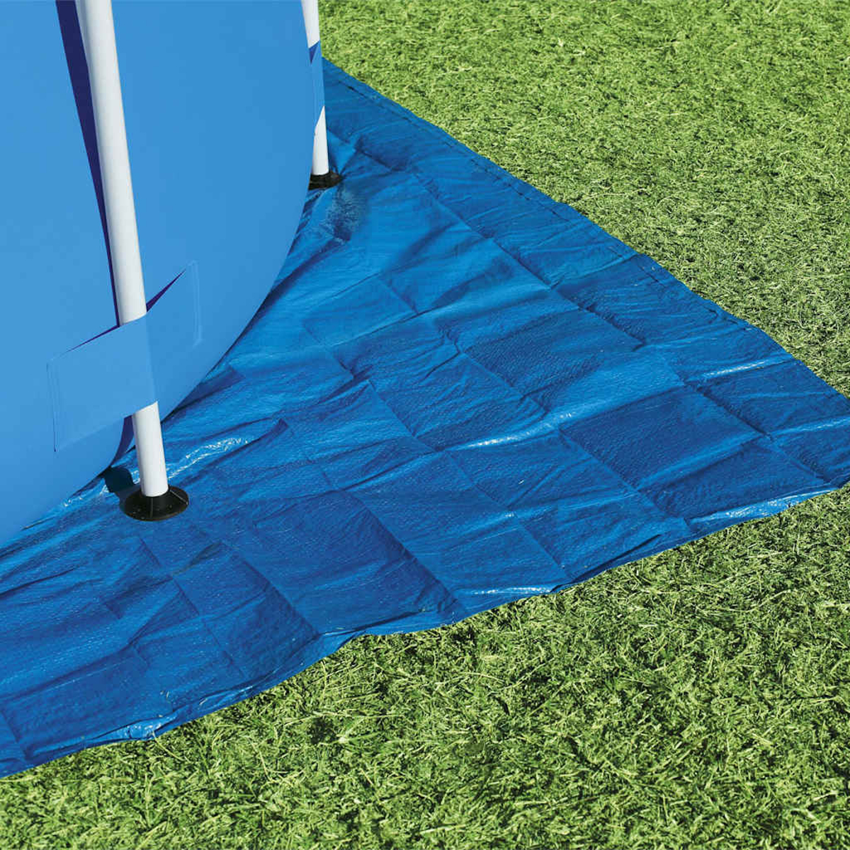 Ein blauer Pool steht auf einer blauen Plane auf grünem Gras. Weiße Stangen stützen den Pool. Die Plane ist zerknittert.