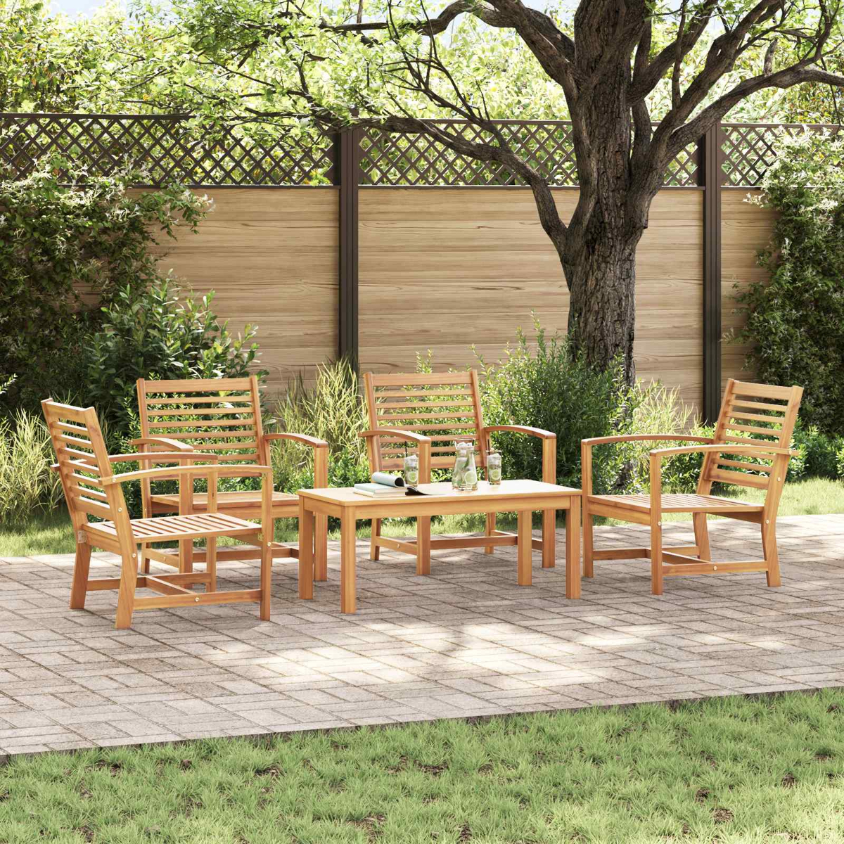 Holz-Gartenmöbel-Set auf einer Terrasse. Enthält vier Stühle, einen kleinen Tisch und einen Holzzaun mit einem Baum im Hintergrund.