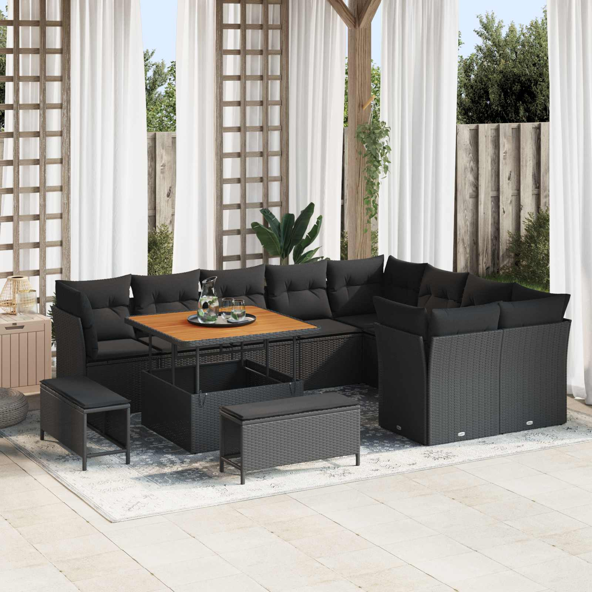 Outdoor-Ecksofa mit Holztisch, zwei Bänken und weißen Vorhängen im Hintergrund, wodurch eine gemütliche Terrasse entsteht.