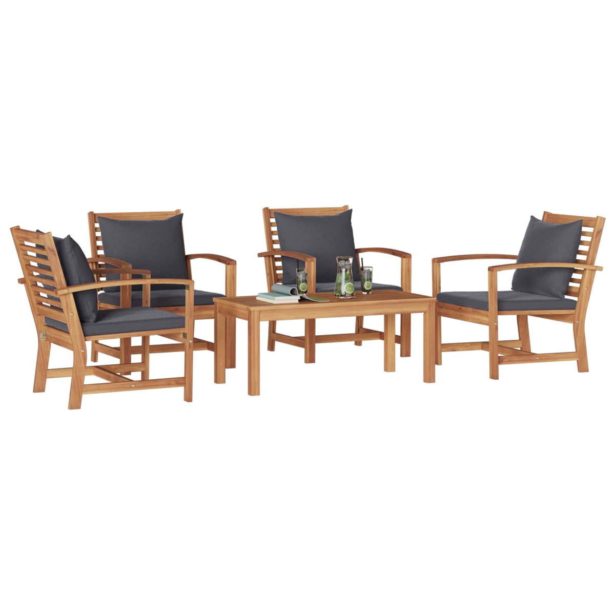Holz-Gartenmöbel-Set mit vier Stühlen, grauen Kissen und einem kleinen Tisch mit Getränken und Büchern.