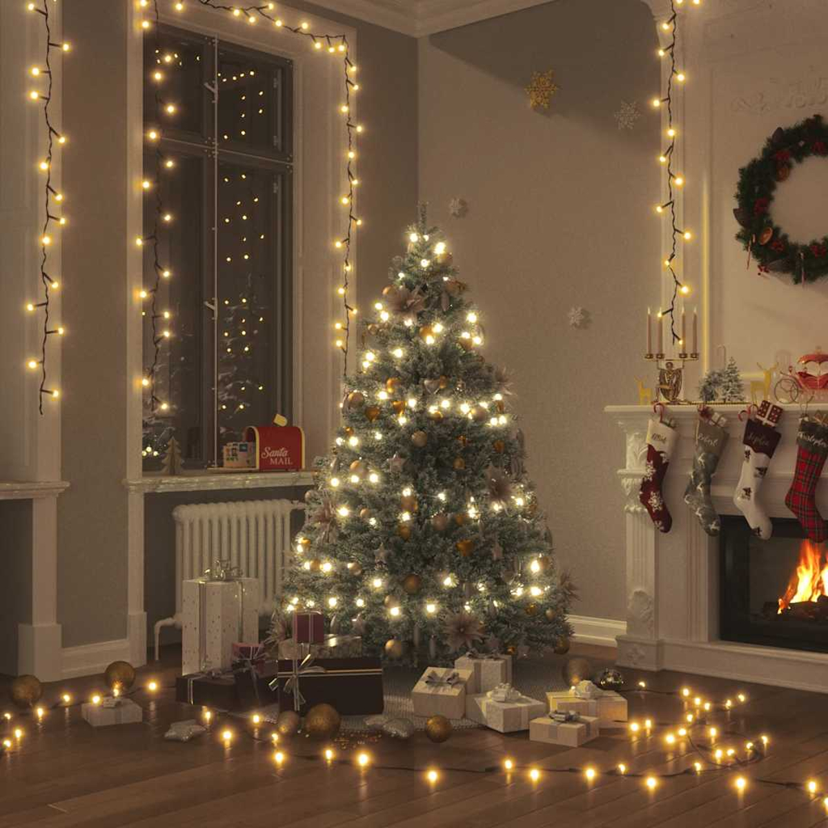 Ein geschmückter Weihnachtsbaum mit Lichtern steht in einem Raum. Geschenke liegen unter dem Baum. Ein Kamin und ein Fenster sind ebenfalls im Raum.