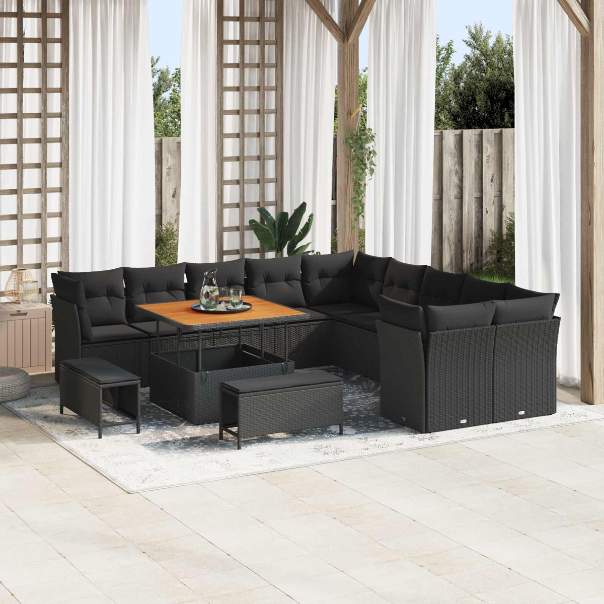 Garten-Terrassenset mit schwarzen Korbmöbeln, Holztisch und Kissen. Inklusive Teppich, Vorhängen und einer Holzpergola.