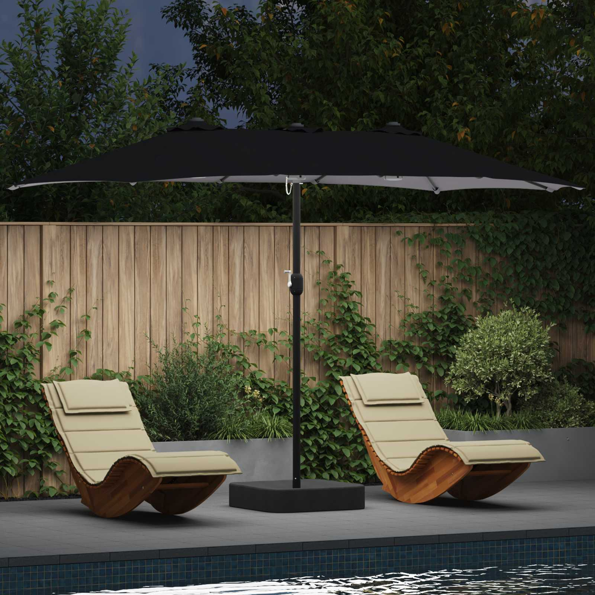 Due sedie a sdraio beige sotto un ombrello nero vicino a una piscina. Recinzione in legno e vegetazione sullo sfondo.