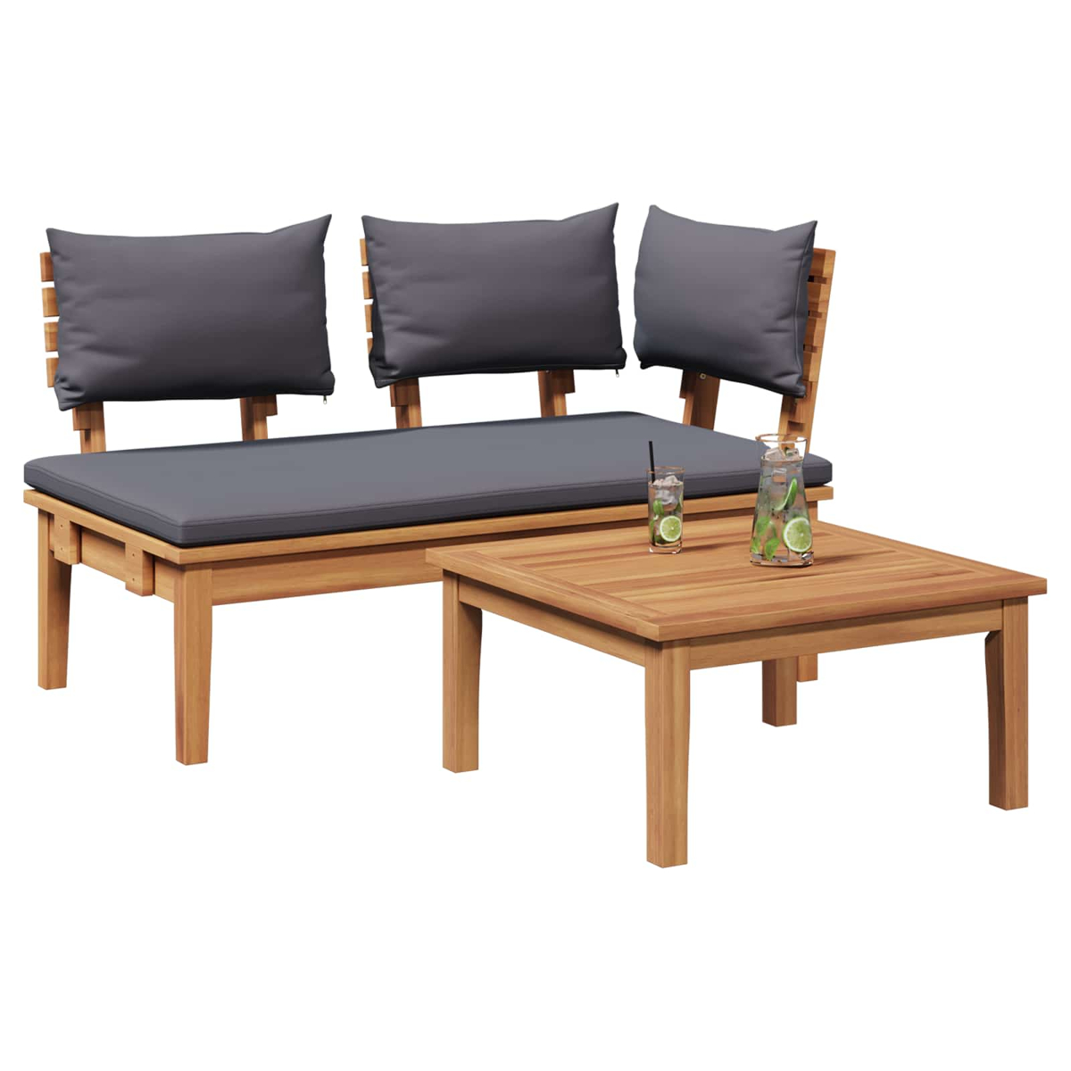 Holz-Gartenset mit grauer Kissenbank, Kissen, einem Tisch und zwei Getränken. Die Szene ist auf weißem Hintergrund isoliert.