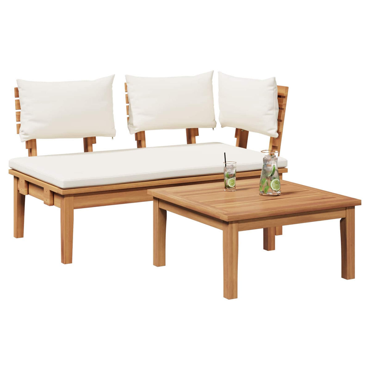 Gartenmöbelset aus Holz mit Kissen und Tisch. Getränke mit Limette und Minze stehen auf dem Tisch.
