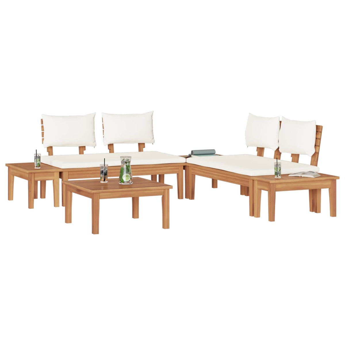 Gartenmöbel-Set aus Holz mit weißen Kissen. Enthält zwei Sofas, zwei Tische und Getränke.