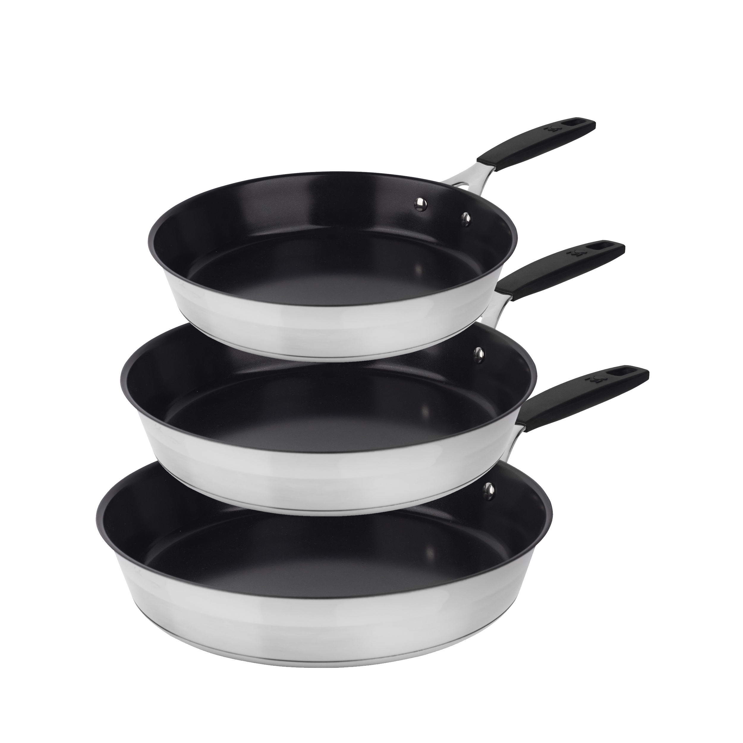 Tres sartenes apiladas con interiores negros y bordes plateados, fondo blanco. Mangos negros adjuntos.