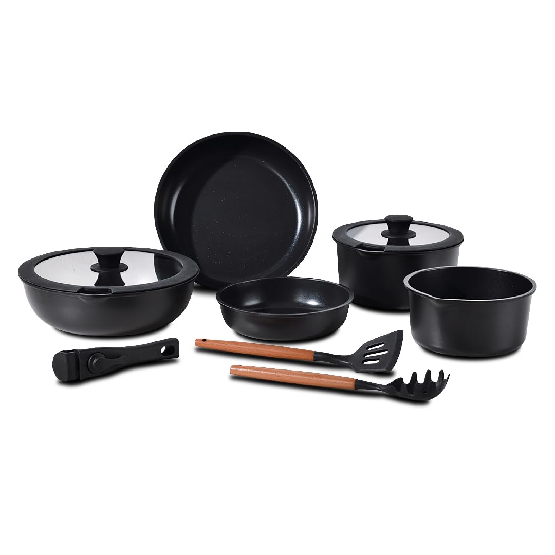 Un juego de utensilios de cocina negros, que incluyen ollas, sartenes y utensilios con mangos de madera, sobre fondo blanco.