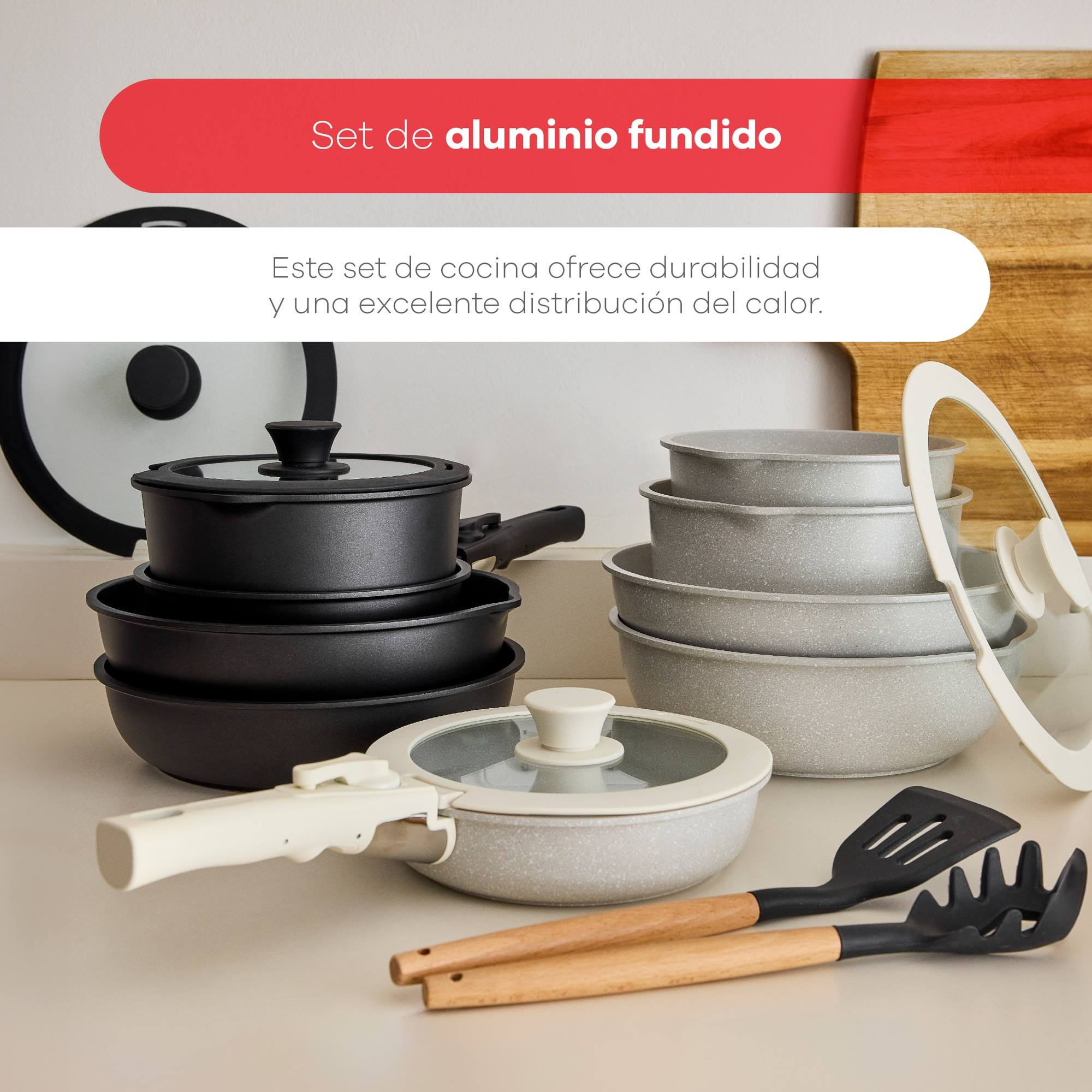 Un juego de utensilios de cocina de aluminio fundido. Incluye ollas, sartenes y utensilios. El juego está sobre una superficie blanca.
