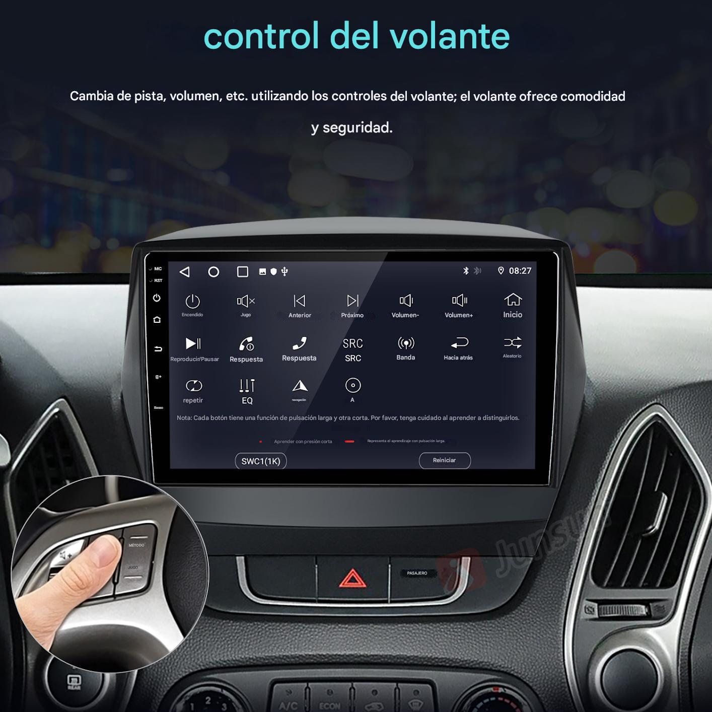 Panel del coche con interfaz multimedia. Una mano pulsa un botón del volante para controlar el volumen y las pistas.