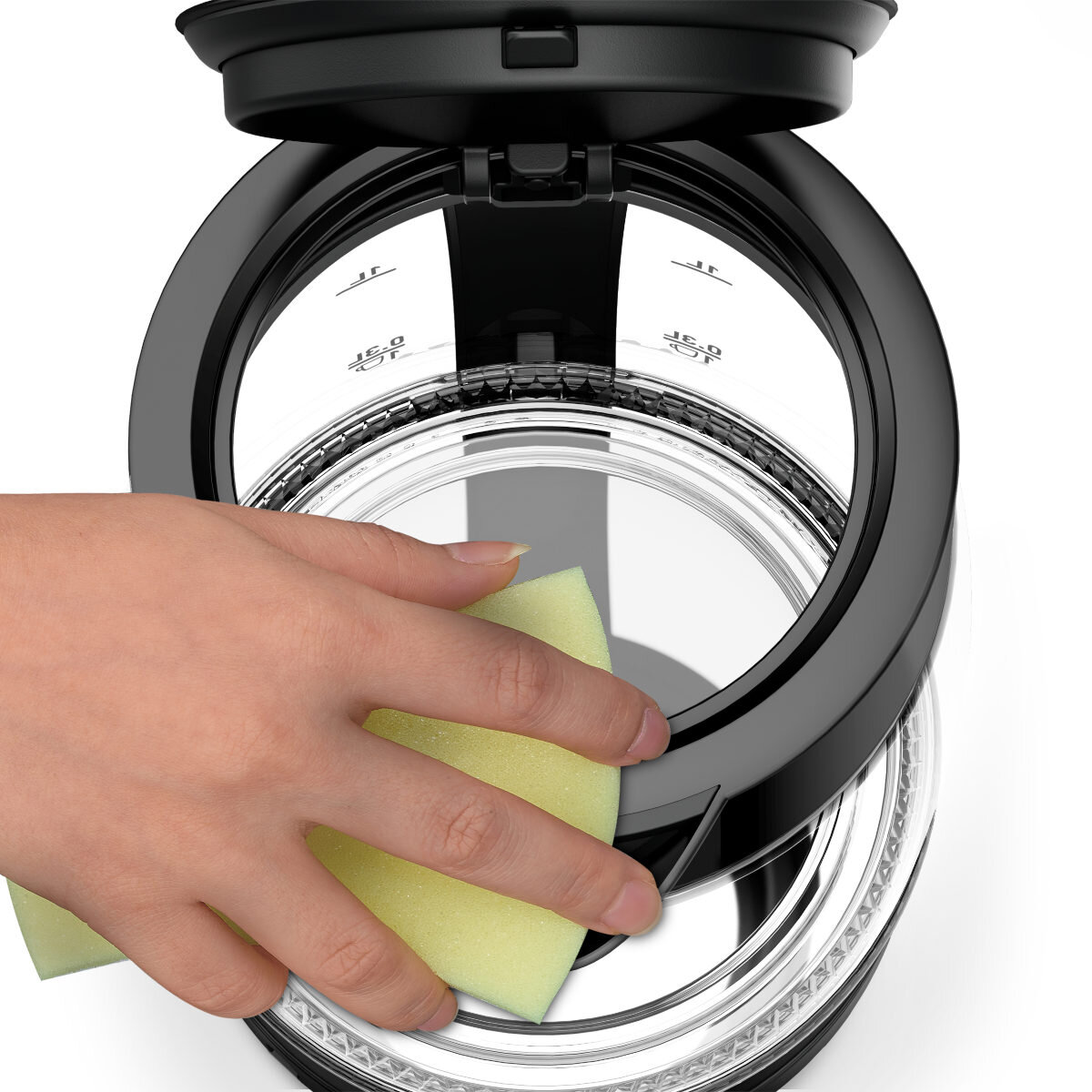 Ręka czyści czarny i przezroczysty czajnik elektryczny żółtą gąbką. Pokrywa jest otwarta. Białe tło.