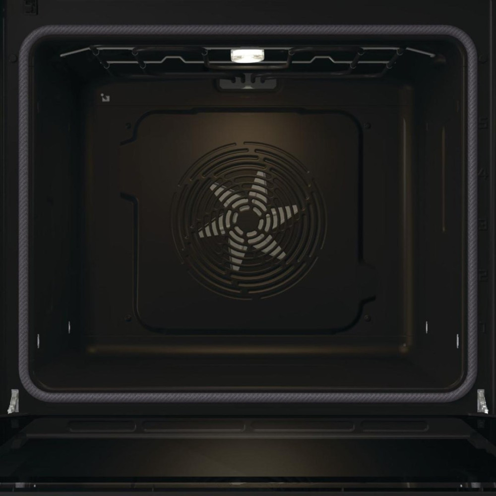 Wnętrze czarnego piekarnika. Widoczny jest wentylator z ostrzami w kształcie gwiazdy. U góry znajduje się światło. Widoczna rama drzwi piekarnika.