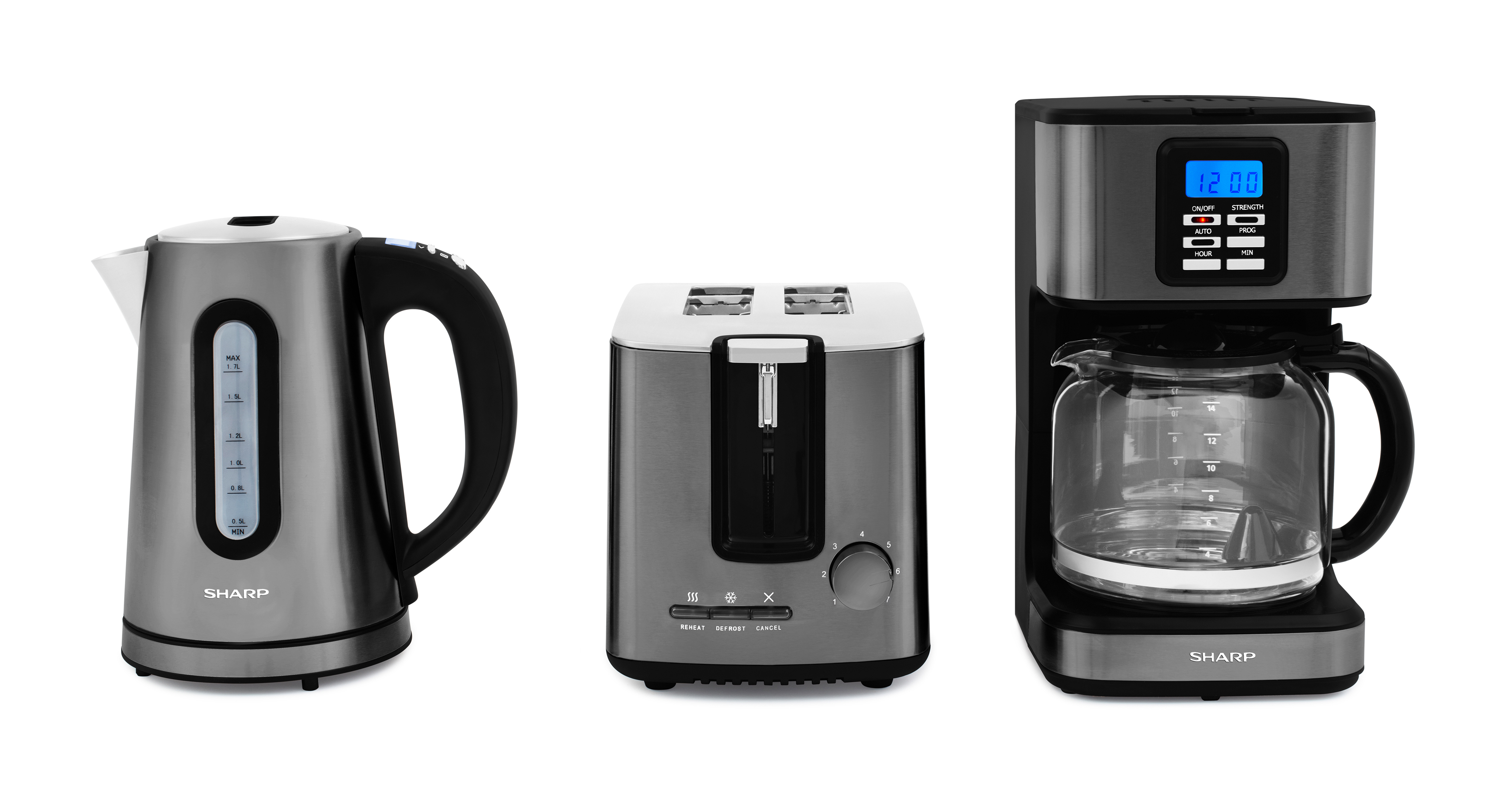 Trzy urządzenia kuchenne: czajnik, toster i ekspres do kawy, wszystkie w kolorze srebrnym i czarnym, na białym tle.