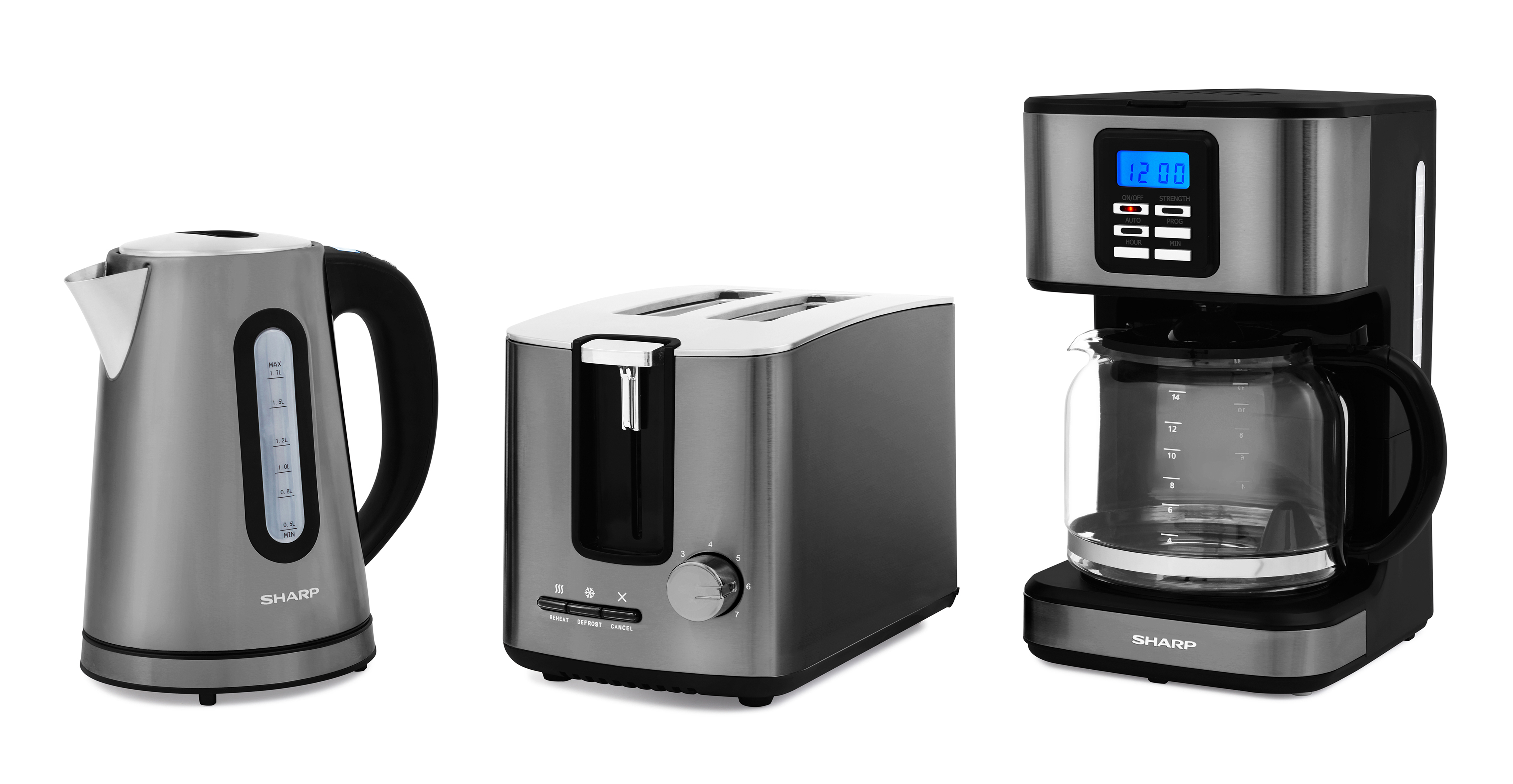 Trzy urządzenia kuchenne na białym tle. Czajnik, toster i ekspres do kawy. Wszystkie ze stali nierdzewnej i czarne.