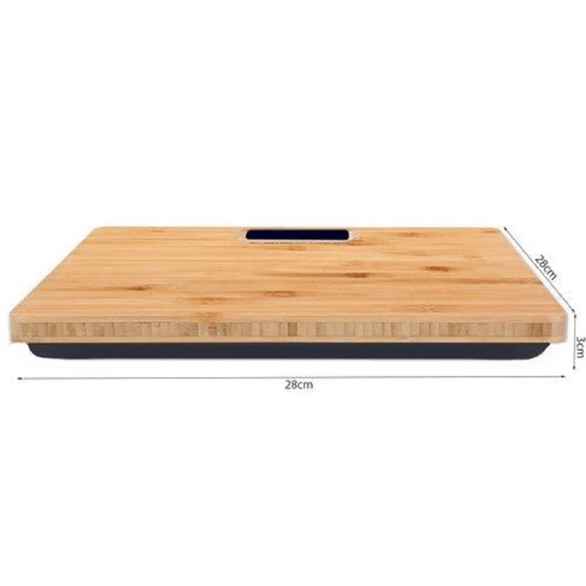 Una bandeja rectangular de madera con base negra. Tiene un recorte para el asa y unas dimensiones de 28cm x 28cm x 3cm.