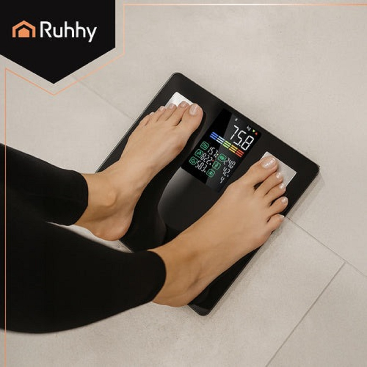Pies de una persona en una báscula digital negra, mostrando 75,8 kg. Se ven pantalones negros y suelo claro.