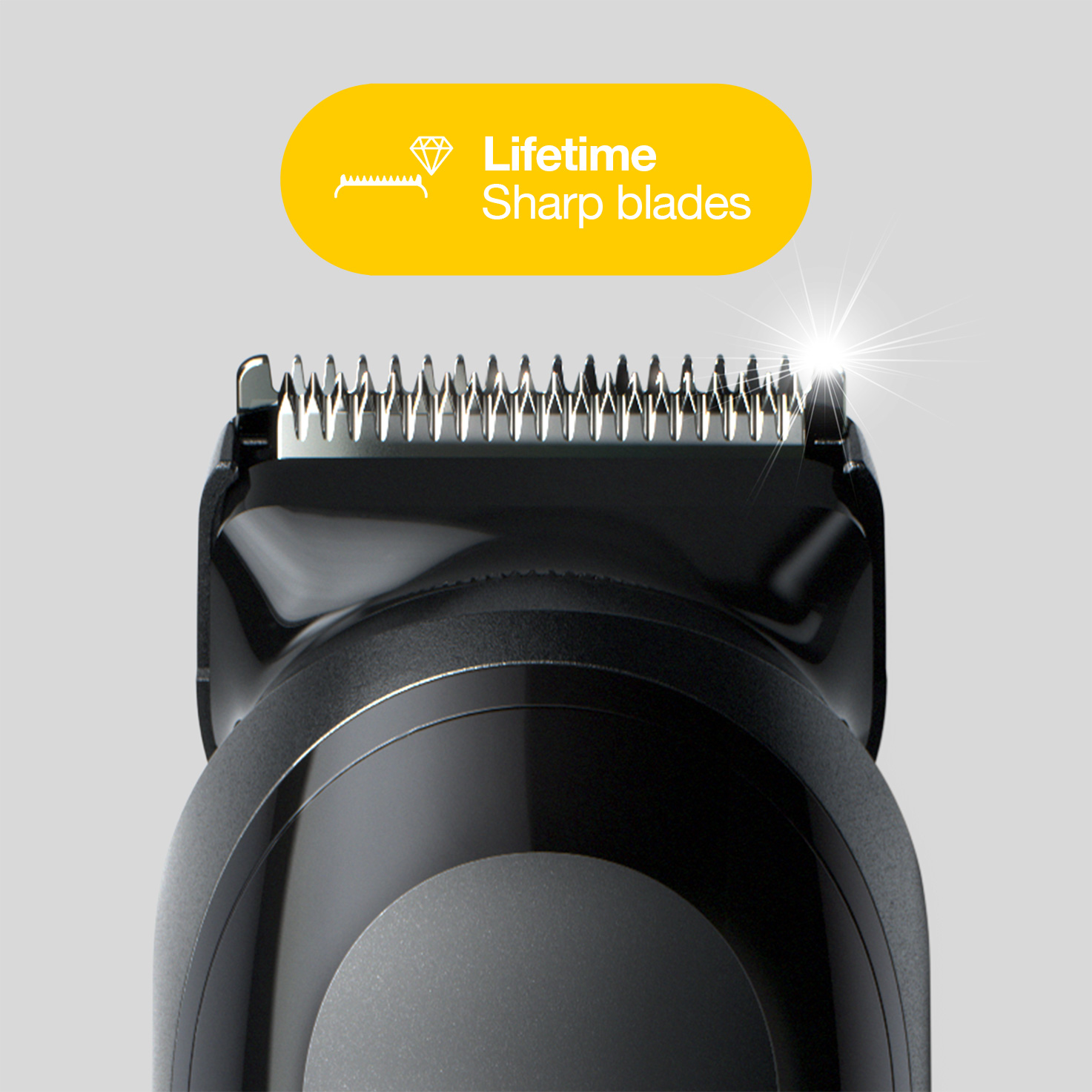 Keskin bıçaklı siyah bir elektrikli tıraş makinesinin yakın çekimi. Sarı bir afişte 'Lifetime Sharp blades' yazıyor.