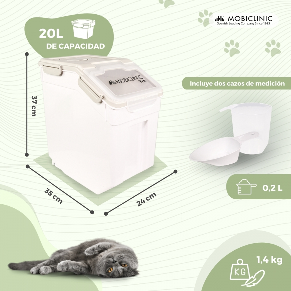 Un recipiente blanco para comida de mascotas con tazas medidoras y un gato gris acostado. Se indican las dimensiones. La marca MOBICLINIC es visible.