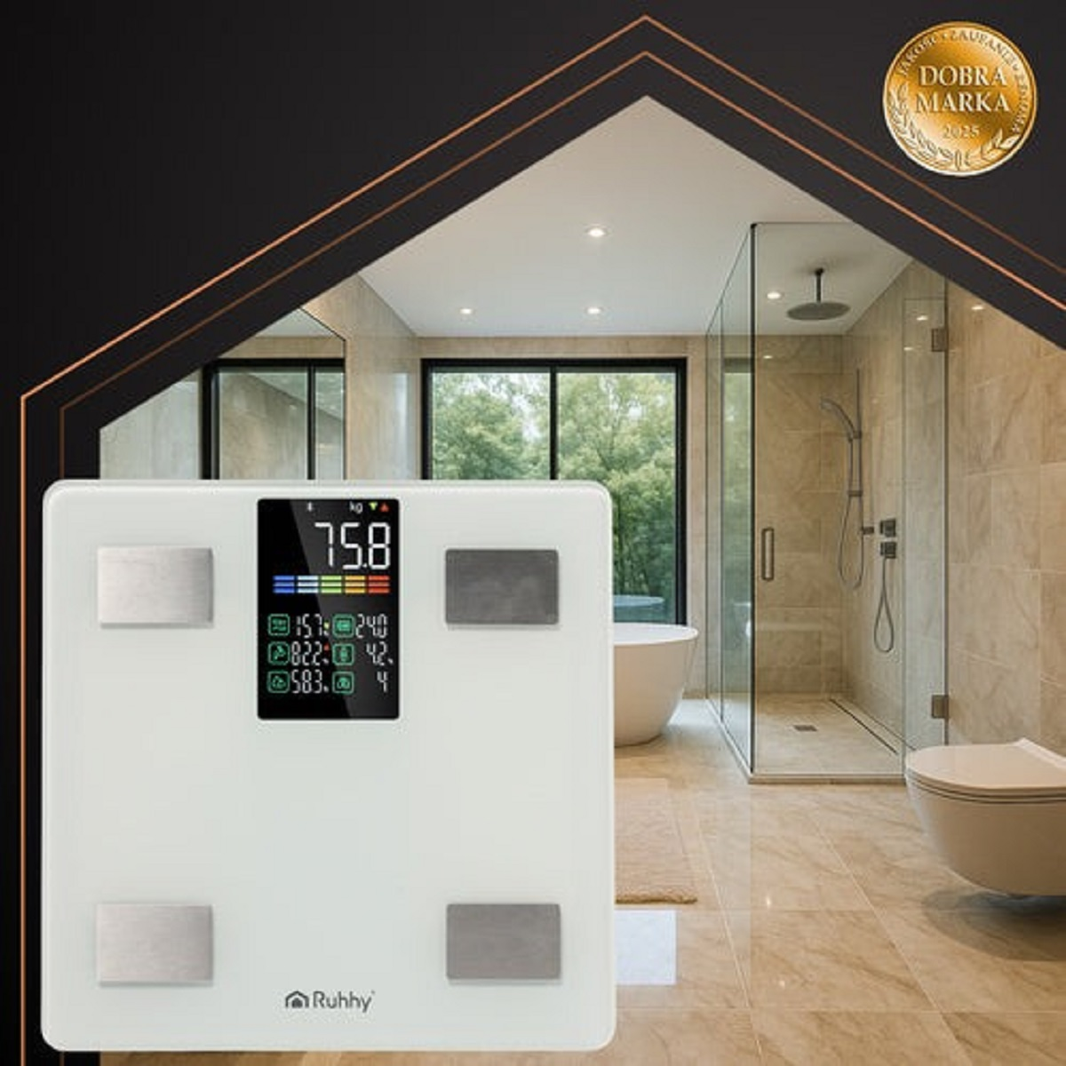 Báscula digital blanca en un baño con ducha e inodoro. La báscula muestra el peso y otras métricas corporales. El fondo es un baño moderno.