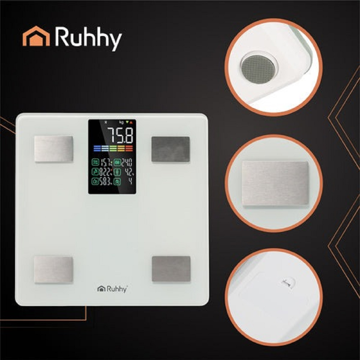 Báscula de baño digital blanca con pantalla de peso. Tiene almohadillas plateadas y un logotipo de marca. Fondo negro con detalles.